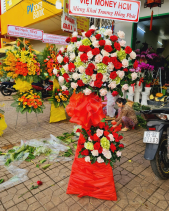 Kệ Khai Trương Tông Đỏ Hồng 01 - belovedbeyond.com