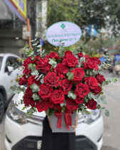 Lẵng Hoa Hồng Đỏ Chúc Mừng - belovedbeyond.com