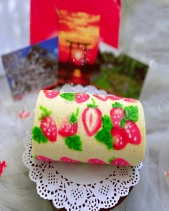 Bánh Bông Lan Cuộn Hình Trái Dâu - belovedbeyond.com