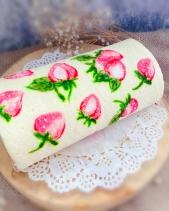 Bánh Bông Lan Cuộn Hình Trái Dâu - belovedbeyond.com