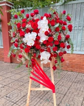 Kệ Chúc Mừng Tone Đỏ Mix Hồ Điệp Trắng - belovedbeyond.com