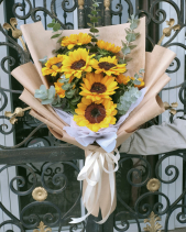 Bó Hoa Hướng Dương Mix Lá Bạc - belovedbeyond.com