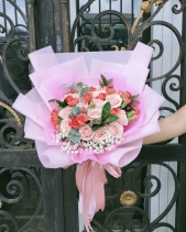 Bó Hồng Kem Dâu Mix Cẩm Chướng - belovedbeyond.com