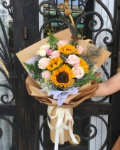 Bó Hoa Hướng Dương Mix Hoa Hồng Kem Dâu - belovedbeyond.com