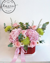Giỏ Hoa Mix Cẩm Tú Cầu Hồng, Cúc Lưới Xanh - belovedbeyond.com