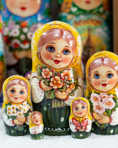 Búp Bê Nga 5 Lớp 18Cm Misa Ôm Hoa Vàng - belovedbeyond.com