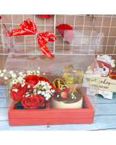 Set Bánh Kem Phủ Socola Và Hoa Hồng - belovedbeyond.com