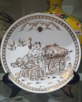 Đĩa Các Cảnh Vẽ Vàng(Có Hộp+Kê Đĩa) (Chiếc) - belovedbeyond.com