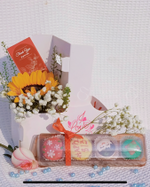 Giỏ Hoa Cầm Tay Và Bánh Yêu Thương - belovedbeyond.com