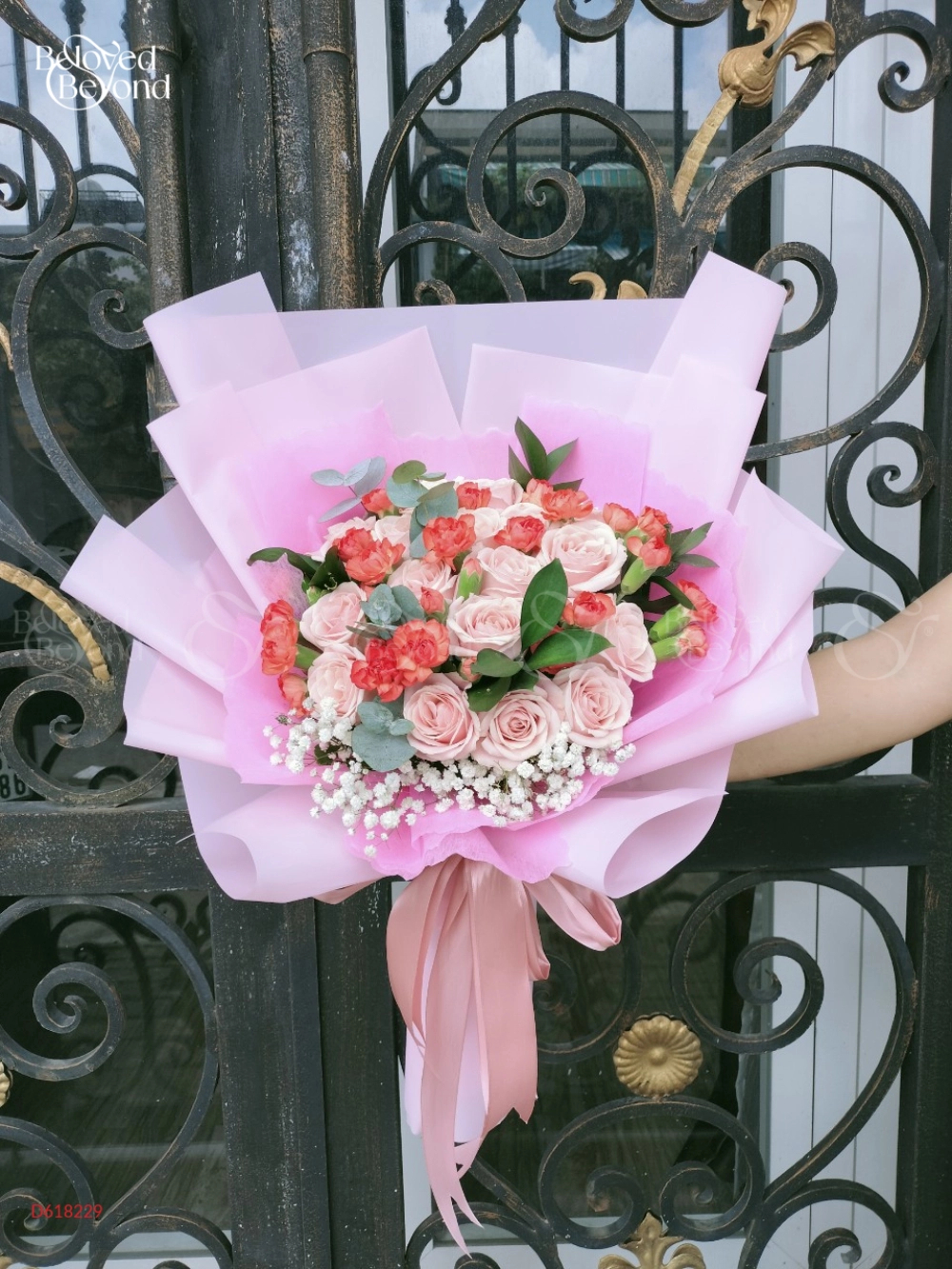 Bó Hồng Kem Dâu Mix Cẩm Chướng - belovedbeyond.com